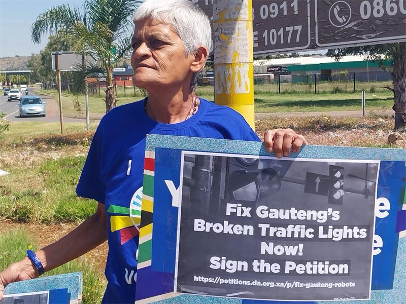 Residents across Ekurhuleni are battling unresolved service requests and failing call centre systems, prompting local councillors to step in with clearer guidance on how issues should be escalated and addressed.