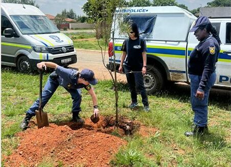 Meze Foods, Kliprivier SAPS, community safety groups and the municipality teamed up to plant trees at Dalesdie Park.