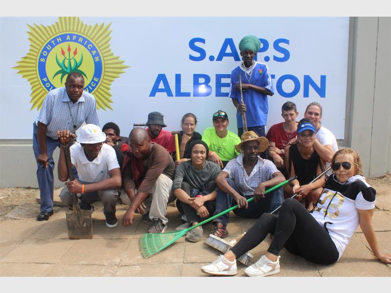Alberton SAPS station commander, Colonel Olivein Letloenyane – accompanied by other SAPS officers and a representative from SAPS, held hands with occupants of Alberton’s funny farm and encouraged them to lead better lives.
