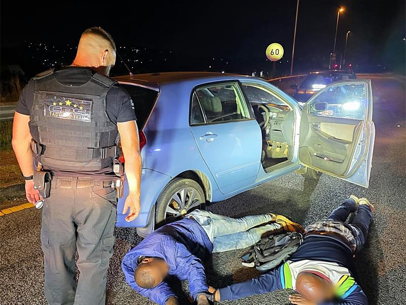 Swift coordination between law enforcement and private security leads to suspects’ arrest and recovery of a stolen car after a dramatic freeway pursuit in Alberton.