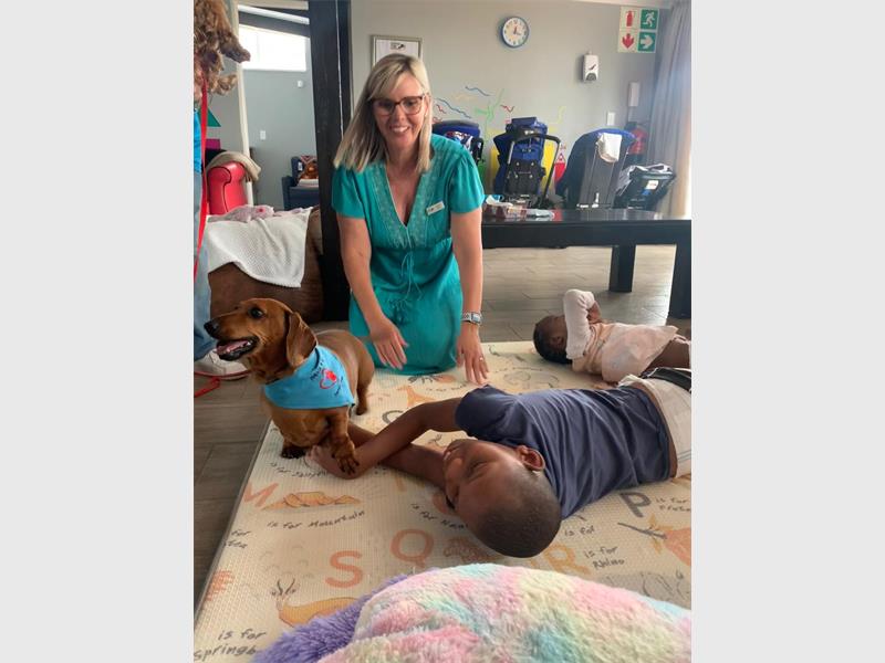 Harvey and Bela’s visit to Stepping Stone Palliative Care Services brought comfort, smiles and much-needed emotional relief to children receiving palliative care.