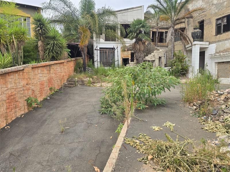 Residents claim abandoned properties and illegal land use in Elandshaven have fuelled crime and safety fears for more than two years, despite repeated reports to the City of Ekurhuleni.