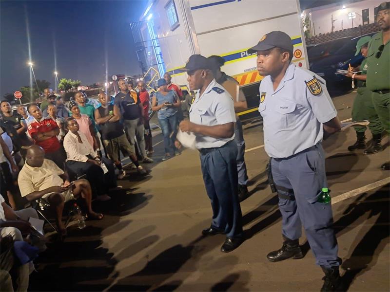 Sky City residents and Kliprivier SAPS met at the Sky City Mall Taxi rank to discuss crime trends, recent arrests and ways to strengthen community-police cooperation in the fight against crime.