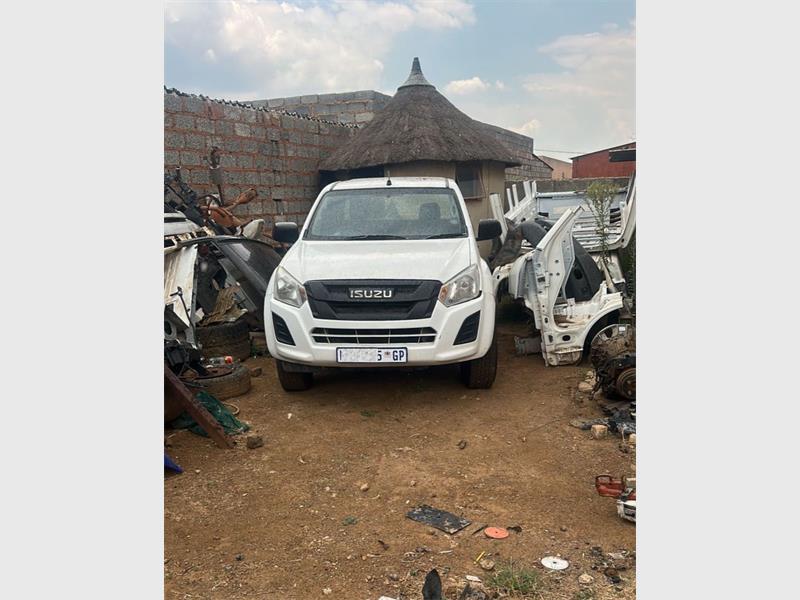 Police uncovered a suspected vehicle theft hub in Zonkezizwe, recovering hijacked vehicles and vehicle related parts.