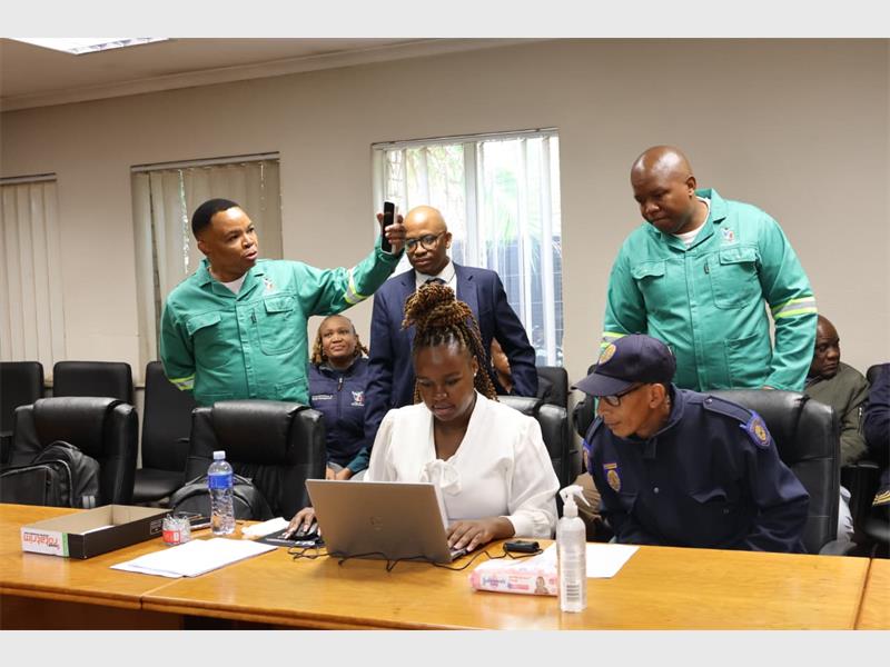 Over 3 500 metro police officers, unvetted for four years, will undergo intensive screening in the next two months.