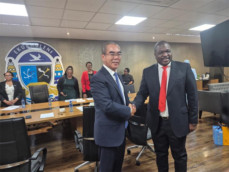 Executive mayor Nkosindiphile Xhakaza hosted China’s consul general Pan Qingjiang in Ekurhuleni to discuss investment, skills development and future trade opportunities between the city and China.