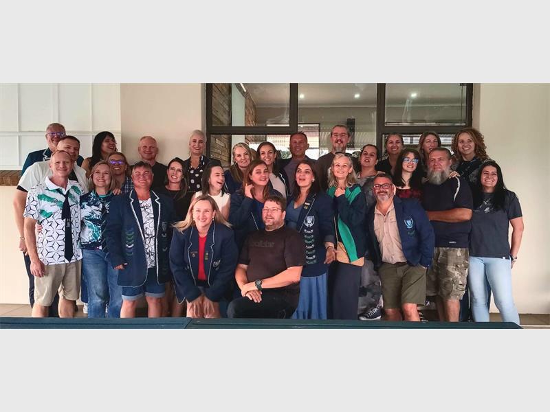 Former learners from Hoërskool Dinamika’s Class of 1995 recently reunited to relive cherished school memories, reconnect with old friends and show their continued support for their former school through a generous donation.