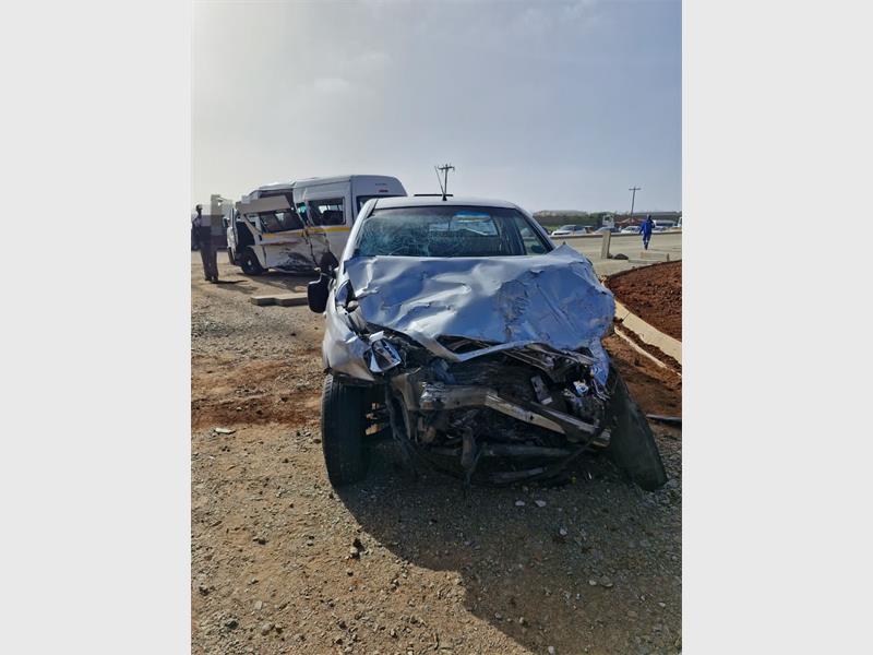 Several pupils were injured after a scholar transport collided with a light delivery vehicle in Rondelbult, with authorities investigating the cause of the crash.