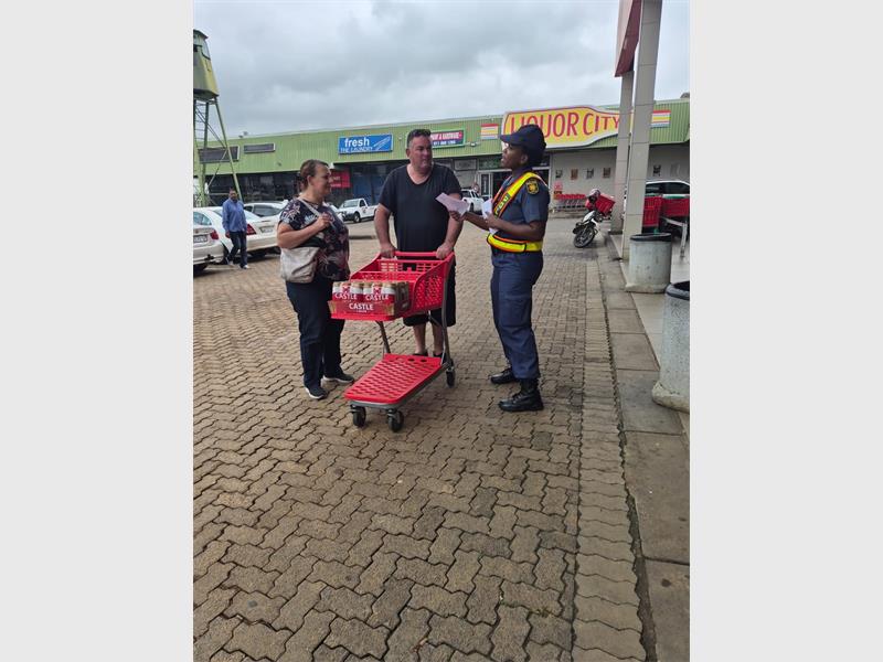 Members of Brackendowns SAPS engaged with shoppers at three Alberton malls to educate residents about commercial crimes and online safety.