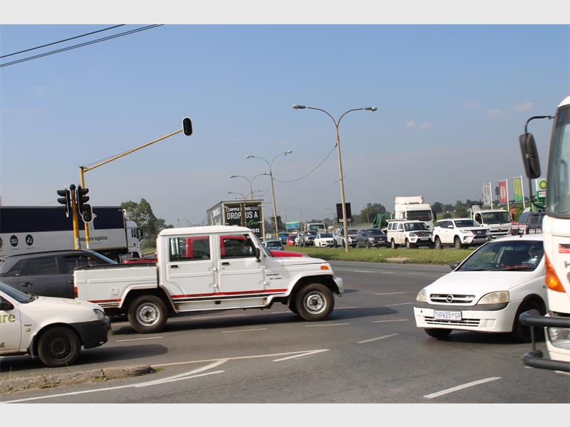 Alberton councillors have called on Evert du Plessis to conduct oversight of several non-functioning traffic lights in the area. During the visit, two near accidents occurred within minutes at the Swartkoppies and Potgieter roads intersection, highlighting the urgent safety risks facing motorists.