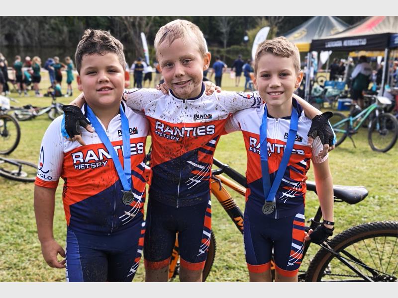 Laerskool Randhart het geskiedenis gemaak deur vir die eerste keer aan ’n fietsrykompetisie by Riversands Farm Village deel te neem.