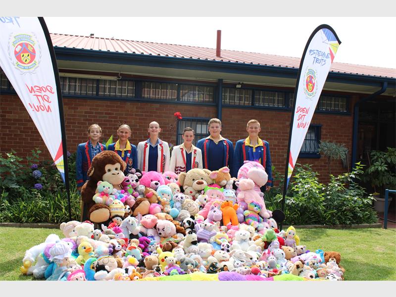 Learners from Laerskool President Steyn collected more than 500 teddy bears in a heartfelt fundraiser for children at Netcare Alberton Hospital, supporting the compassionate work of paediatric oncologist Dr Tanja Krakowitz.