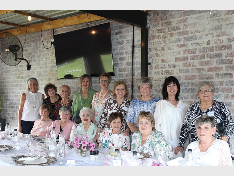 Voormalige onderwysers van Hoërskool Die Varing (gestig in 1980), later herdoop na Hoërskool Dinamika, het saamgetrek by Native Lily in Brackenhurst vir ’n emosionele reünie.