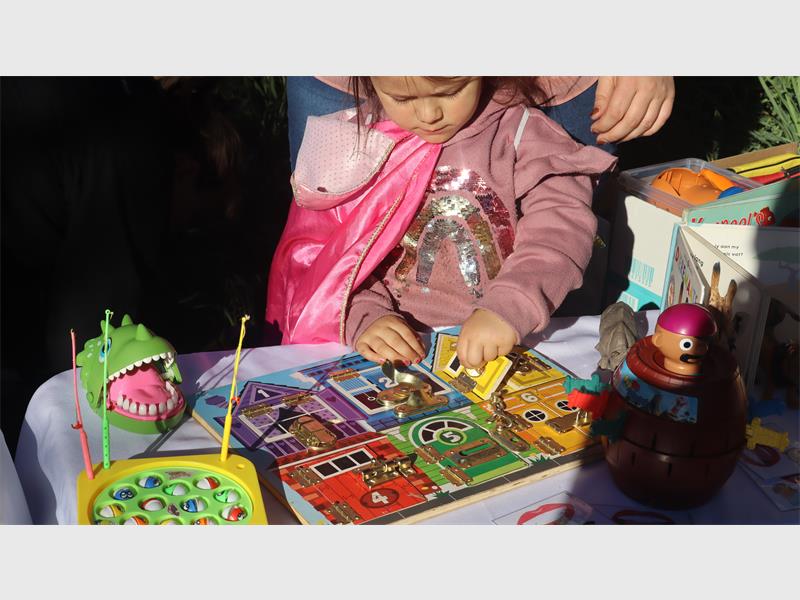 Dit was 'n gewoel van 'n ander aard toe kleingoed hul eerste besoek aan Laerskool Orion gebring het om meer oor die skool te leer.