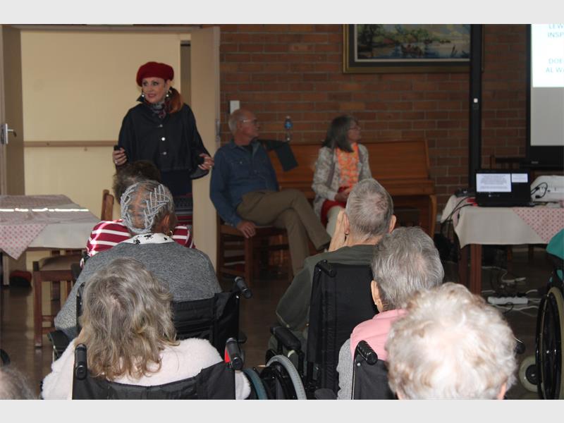 Senior burgers by die Alberton Tuiste vir Bejaardehuis was sigbaar opgewonde om die produksie, aangebied deur Sandra Taljaard, te aanskou.