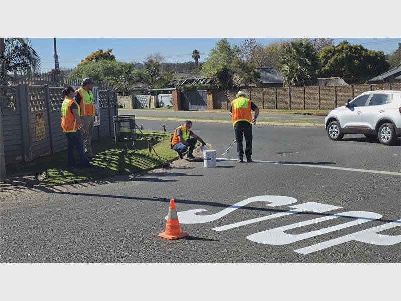 AfriForum Alberton volunteers rolled up their sleeves to refresh faded road markings outside President Steyn Primary School, helping to improve visibility and safety for learners, parents and motorists.