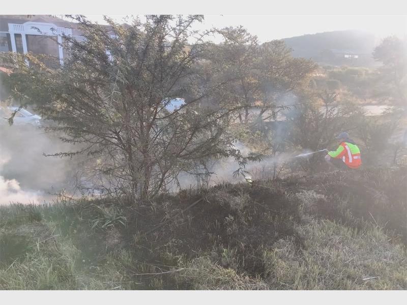 A rollover on the R59 North / Michelle offramp saw AfriForum Alberton members respond as second on scene, assisting an ejected driver, extinguishing a nearby grass fire, and supporting emergency services in a fast-moving multi-crisis incident.