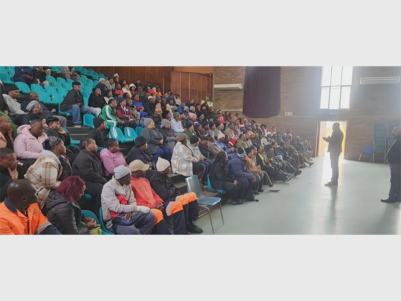 Hundreds of cleaners and security officers gathered in Alberton recently as MMC Siphumule Ntombela outlined the City of Ekurhuleni’s plans to insource workers and explained how the phased recruitment process will unfold.