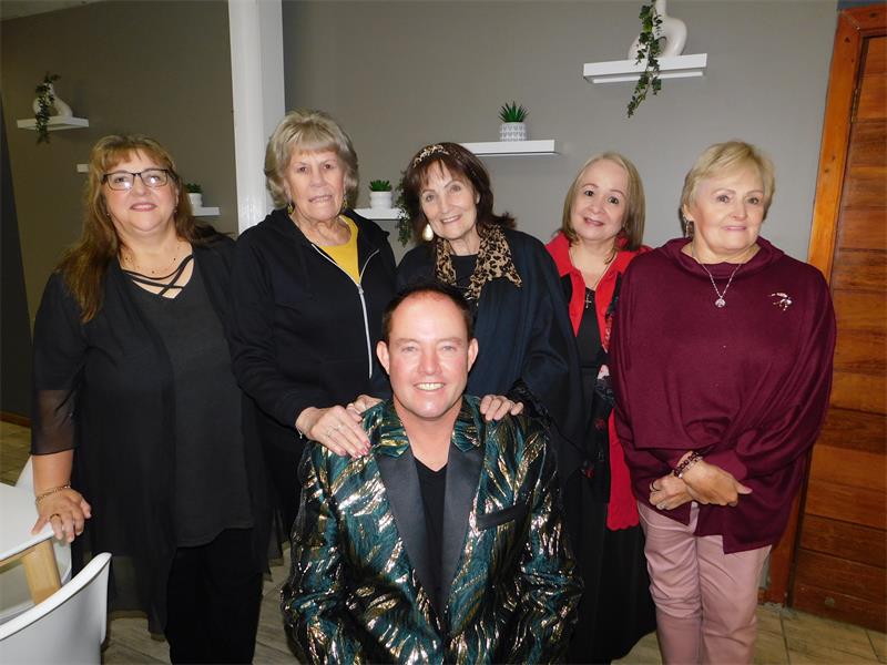 Die Emmanuelgroep het weereens 'n aangename byeenkoms by die Alberton LewenSentrum, met alombekende kunstenaar, Nico Booijse, geniet.