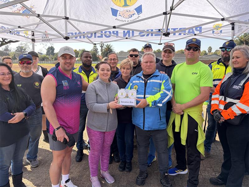 Residents, friends and fellow rugby players gathered on Youth Day to honour Hannes de Beer’s memory and raise funds for his wife and young daughter following his sudden death on June 13.