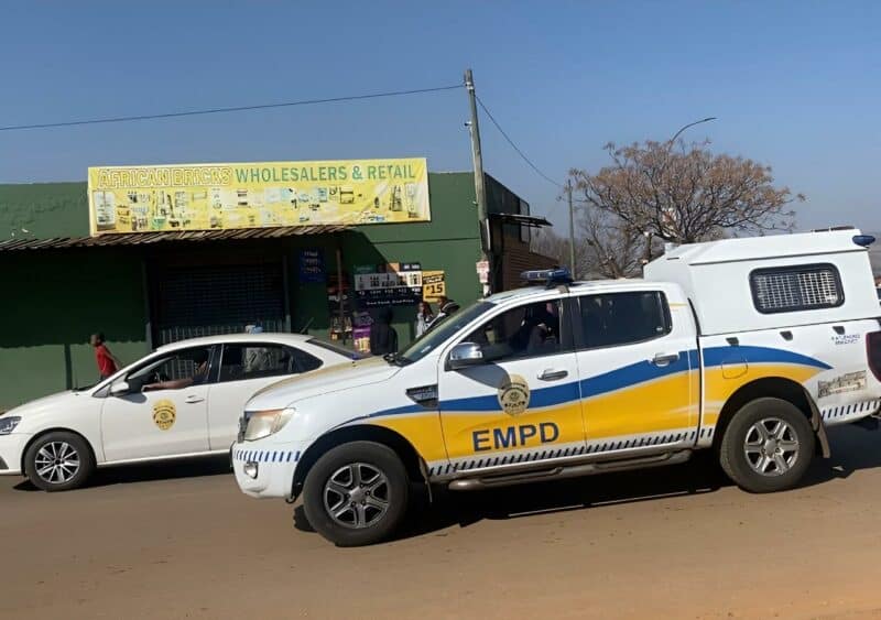 A SAPS officer rushed into a small shopping complex in Palm Ridge, which houses Pick n Pay, Pep, and KFC, telling workers to close shop.