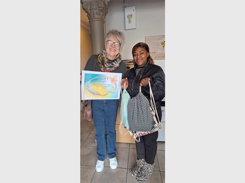 Zinnia’s Angels has thanked Mia Barnard and her sewing team for donating six handmade backpacks for abused children while also recognising the generosity of Charmaine Moolman, Nexus Computers and Heiny Bester. 