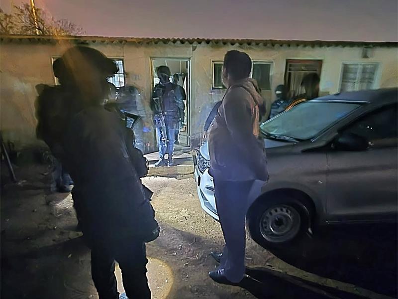 Police arrested a suspect connected to a murder investigation during a coordinated operation, while the search for a second suspect continues.