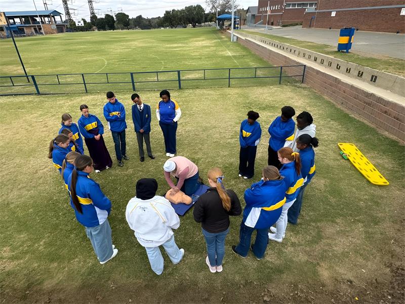 Sixteen senior learners from Hoërskool Marais Viljoen High School have successfully completed their Level 1 First Aid training, equipping themselves with valuable life-saving skills and demonstrating leadership beyond the classroom.