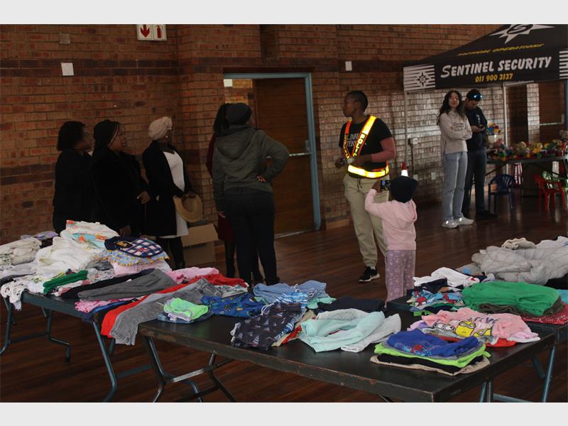 Residents in need received warm meals, clothing, blankets and toys as the Brackendowns CPF, Sentinel Security and community partners marked Mandela Day with a heartfelt day of giving at Bracken Park Community Hall.