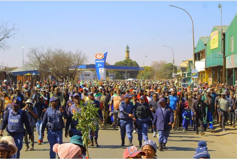 Nkosikhona Ndabandaba (popularly known as Phakelumthakathi) led residents from Palm Ridge, Greenfields, Phola Park, Zonkizizwe, Eden Park and neighbouring communities in an anti-migrant march, also visited the family of slain Greenfields man.