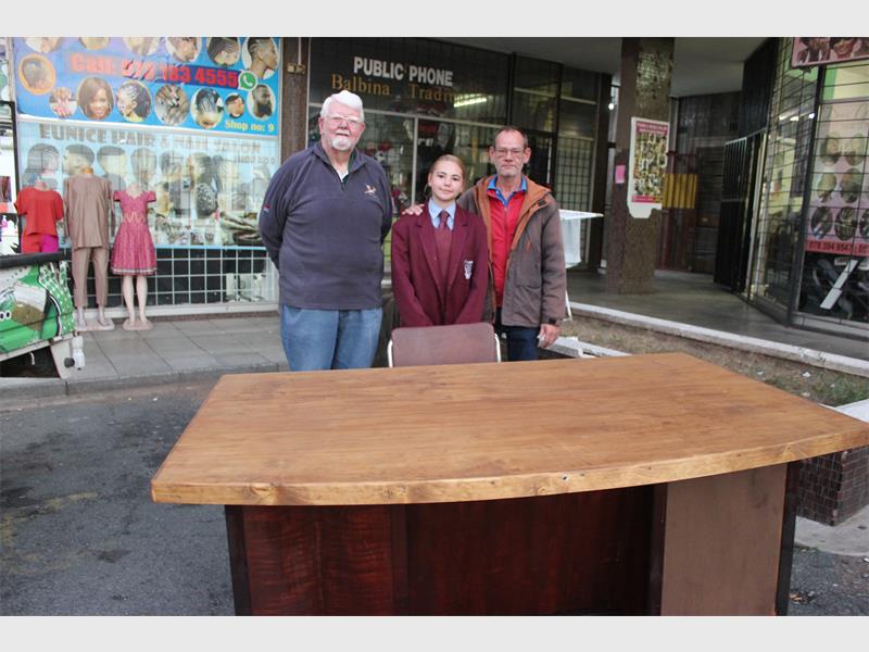 Nearly 60 years after it was gifted to a beloved principal, a treasured school desk has been passed on to a Hoërskool Alberton learner, giving history a meaningful new purpose.