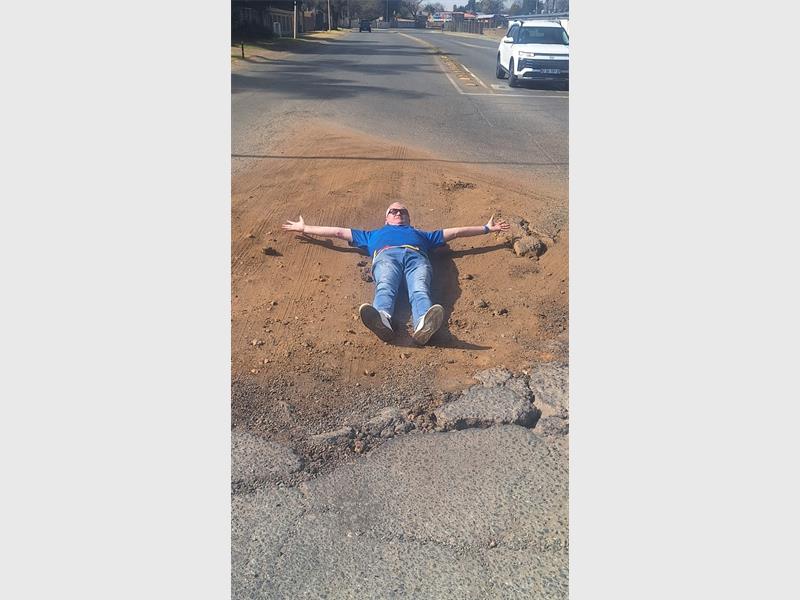 A pothole at the intersection of New Quay Street and Second Avenue in Florentia has remained unrepaired for seven months, prompting renewed calls for faster road maintenance.