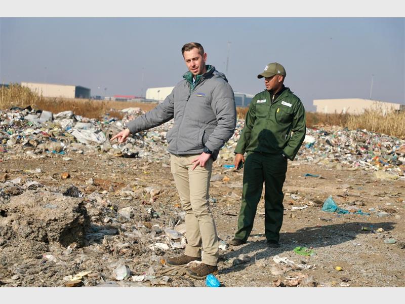 A multi agency operation was conducted in Alberton North to investigate complaints of illegal dumping, tyre burning, illegal recycling and environmental crimes affecting nearby communities