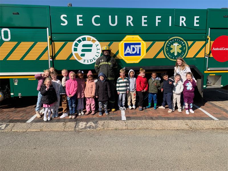 A visit from local firefighters gave Summerbugs Prep learners in Brackenhurst an exciting opportunity to learn about fire safety, firefighting equipment and community safety.