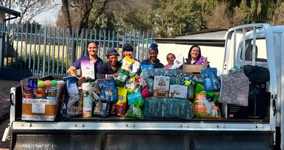 Laerskool Randhart’s SPCA outreach ended on a high note after the school community rallied together to collect food, toys and blankets, while a major donation added even more support for animals in need.