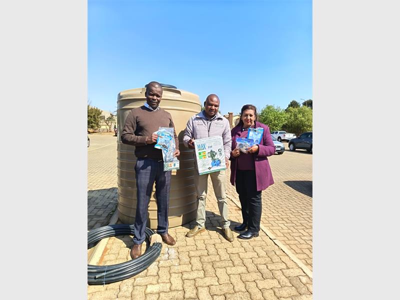 Palm Ridge Primary School has received a JoJo tank and water pump as the school continues to seek support to address infrastructure, technology and resource shortages.