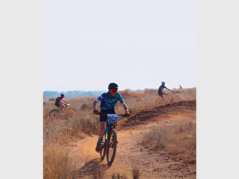Twenty-seven cyclists from Hoërskool Dinamika took on the challenging Cycle Lab Series School Race at Prime View, delivering a day of determination, courage and school pride.