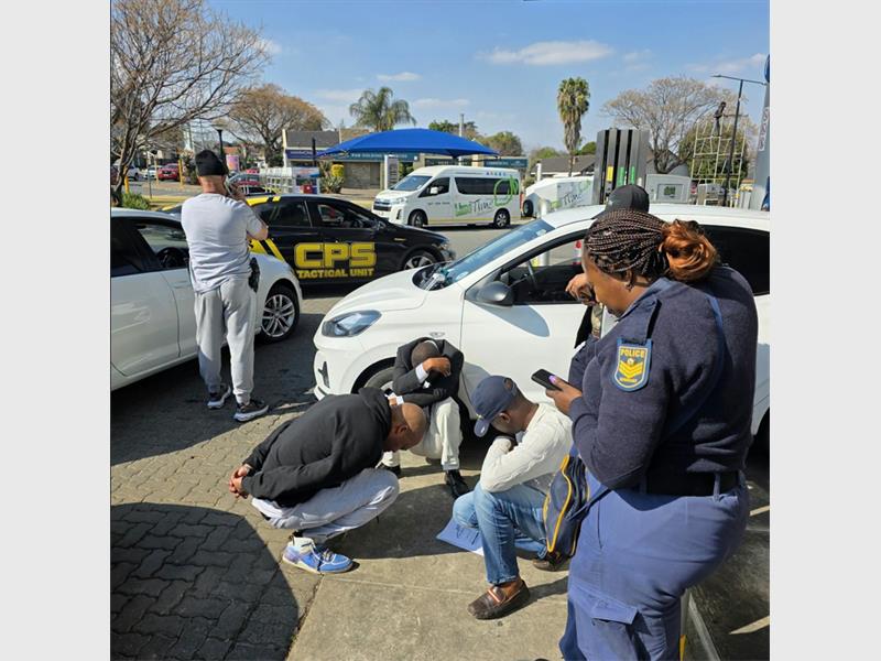 A routine patrol in Alberton has led to arrests after CPS Security members stopped a vehicle travelling without number plates and discovered mobile card payment machines hidden inside.