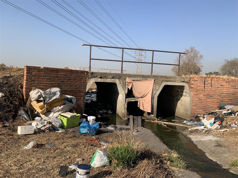 Residents are calling for urgent intervention after illegal dumping and the alleged occupation of a bridge in Verwoerdpark raised concerns about crime, pollution and public safety.