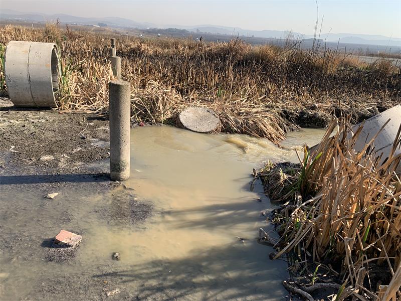 Residents’ concerns over sewage reaching the Kliprivier continue as municipal teams work to clear a blockage affecting the pipeline near Kromvlei Cemetery.