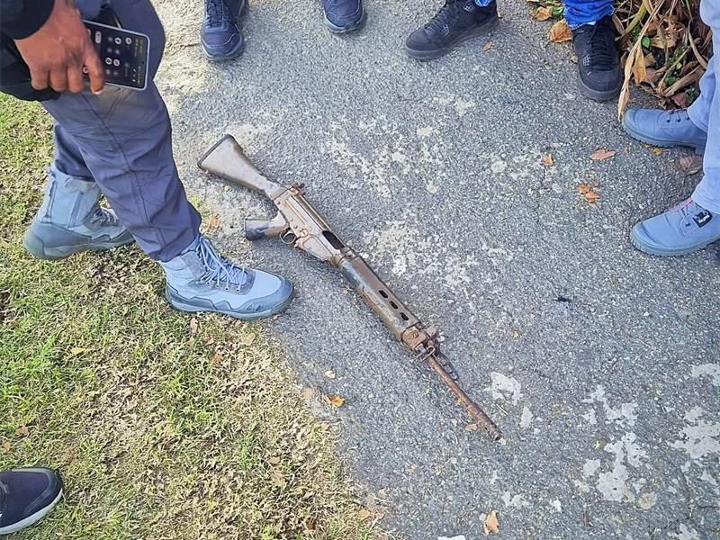 A concerned resident's discovery of an R1 rifle on a South Hills property prompted a swift response from security, SAPS and metro cops, with the firearm now forming part of an official investigation.