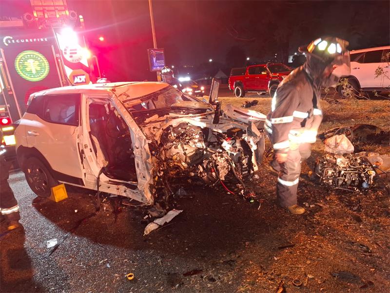 Driver passes away after SUV crashes into tree on Swartkoppies Road in Alberton