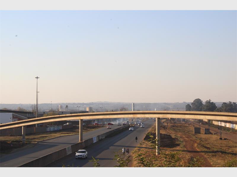The Vereeniging Road structure has no railings along much of its length, while pedestrians and heavy vehicles use the route daily.