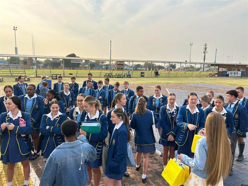Marais Viljoen High School council honours outgoing student leaders with gifts