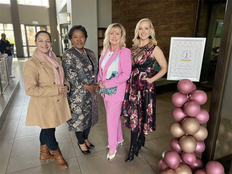 FromleftAngeliqueSm_06990