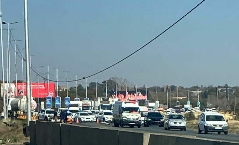 JMPD has confirmed a heavy traffic build-up near the Booysens off-ramp after a tanker crossed the middle island. Motorists are urged to avoid the area.