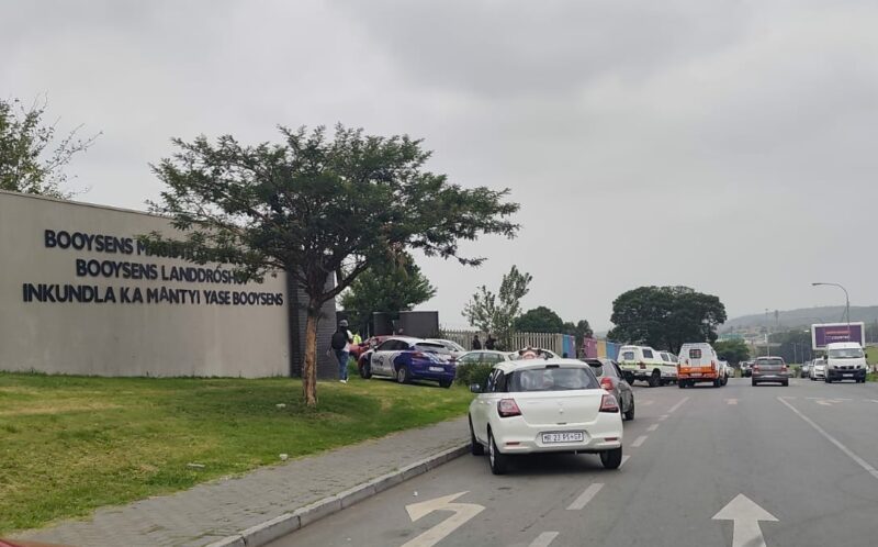 The court building remains under heavy police presence as the situation unfolds.