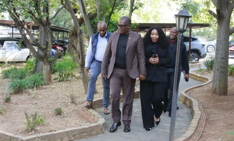 Gauteng Premier Panyaza Lesufi visits Glenvista High to encourage learners, discuss education and support civic participation ahead of the 2026 local government elections.