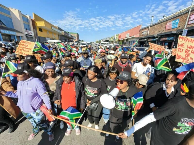 Police remove protesters demanding inspections of open shops, with streets briefly closed before the situation stabilised and normal activity resumed.