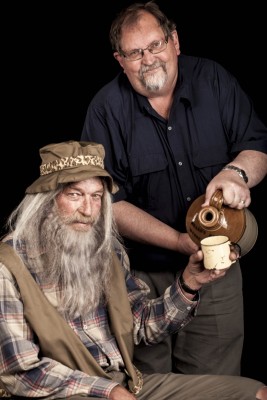 Paul Luckhoff en regisseur Frans Swart drink 'n mampoertjie uit die Groot Marico